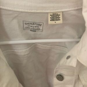 Levi Strauss woman’s white jean jacket . Great condition no rip tears or stains